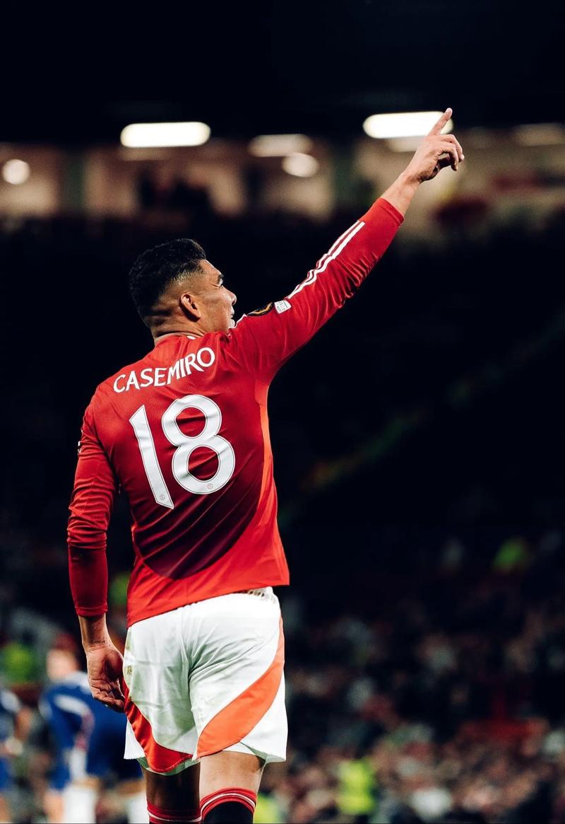 半场：曼联1-0富勒姆，卡塞米罗头球破门，阿玛德屡造险