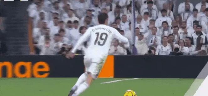 西塞重重踩到塞瓦略斯脚踝，裁判出示红牌