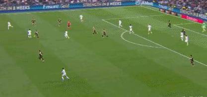 错失良机，姆巴佩高速趟过门将后打门击中横梁