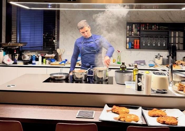 私人厨师：劳塔罗非常喜欢吃红肉，但不喜欢油炸类食品